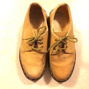 TAN OXFORD DR MARTENS